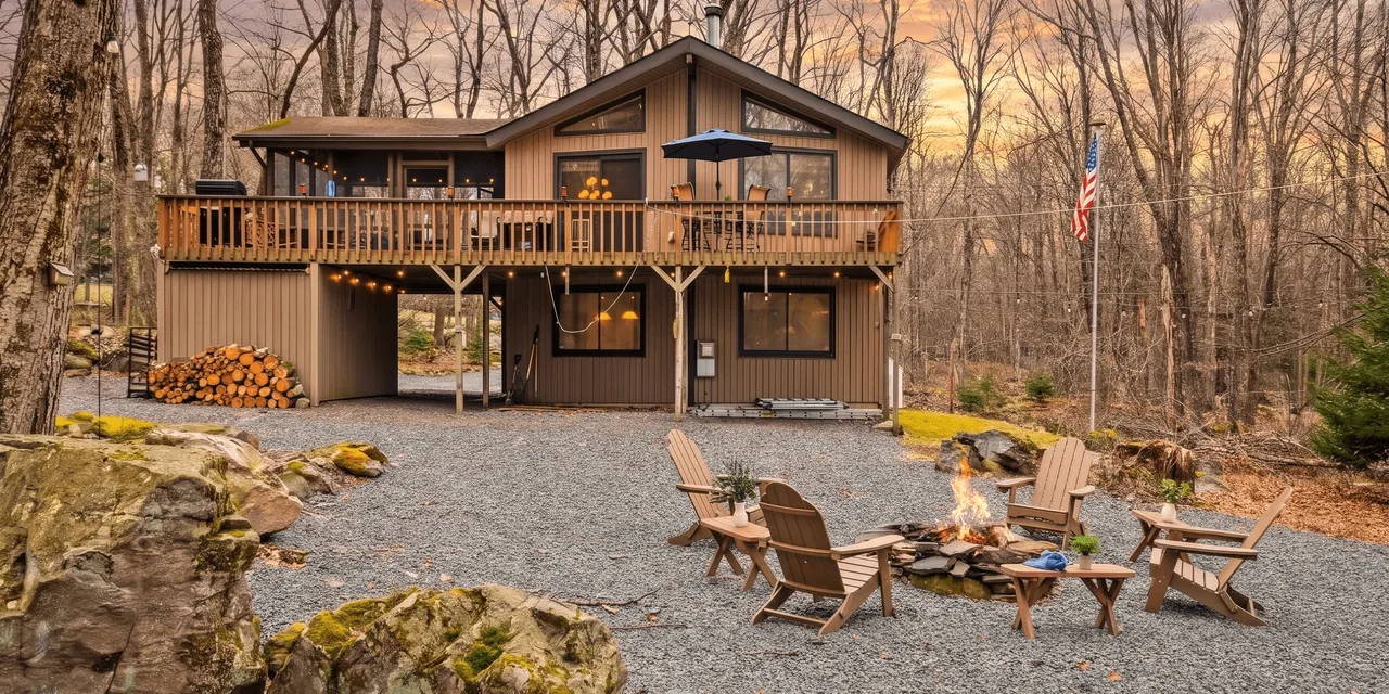 Atlas Point Lodge by AvantStay | Hot Tub + Sauna + Kayaks | Pet-Friendly Cabin | Lake Access