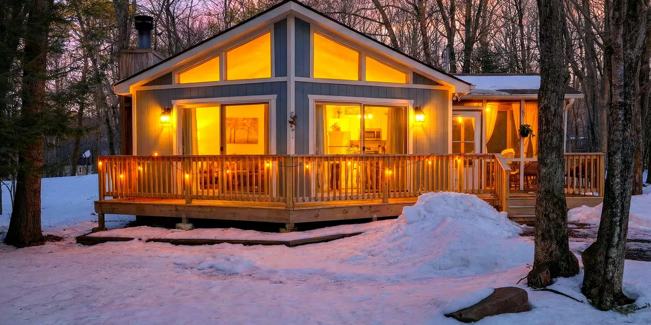 Emberwood Cabin by AvantStay | Poconos Cabin + Firepit + Private Deck + Outdoor Dining + Near Jack Frost Skiing: vacation rental in Stroudsburg, Pocono Mountains