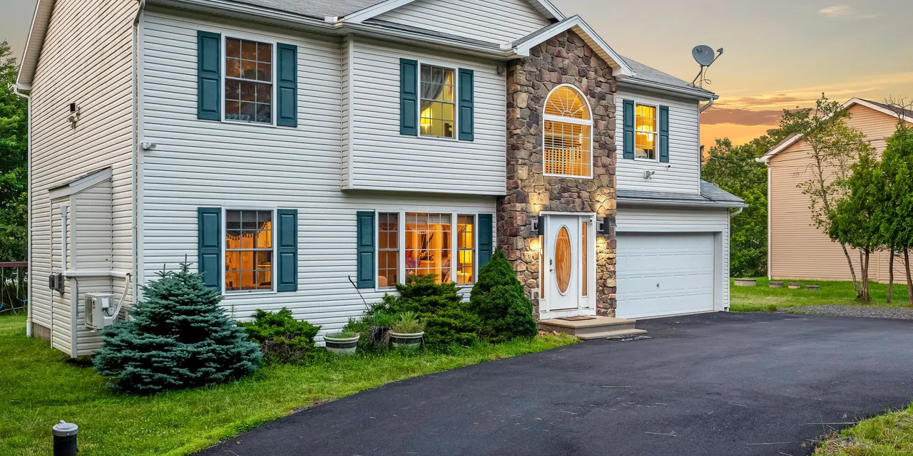 Birch Hollow by AvantStay | Cozy Poconos Home w/ Fireplace, Soaking Tub & Kid’s Play Area