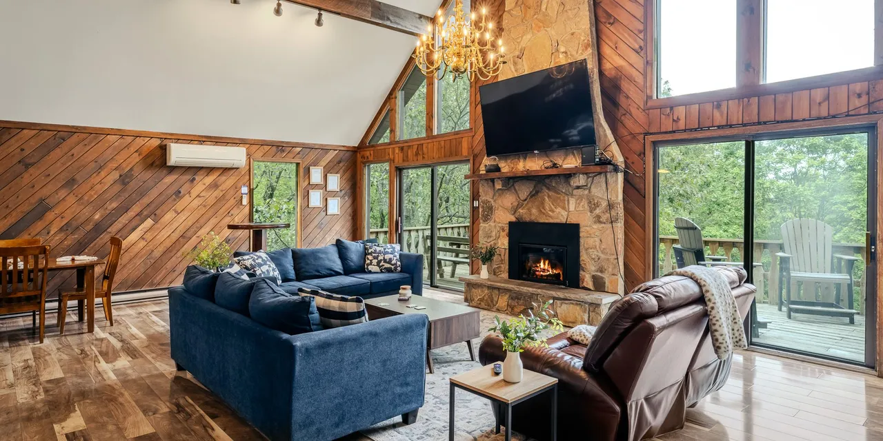 Sky View Chalet by AvantStay | Stunning Interior, Spacious Deck, Hot Tub, & View
