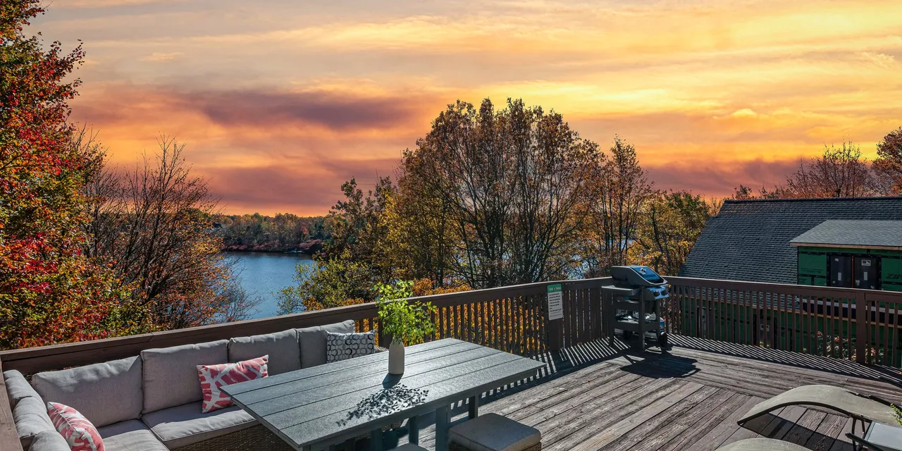 Emerald Bluff by AvantStay | Lake Views, Deck, Fire Pit, Game Room