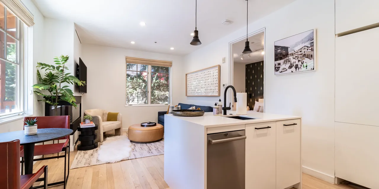 Aspen Hideaway by AvantStay | Walk to Aspen, Near Slopes + Pool and Hot Tub Access: vacation rental in Aspen, Aspen and Vail