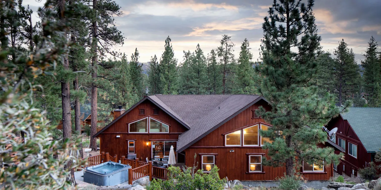 Bernard by AvantStay | Luxurious Cabin in Big Bear w/ Hot Tub & Pool Table