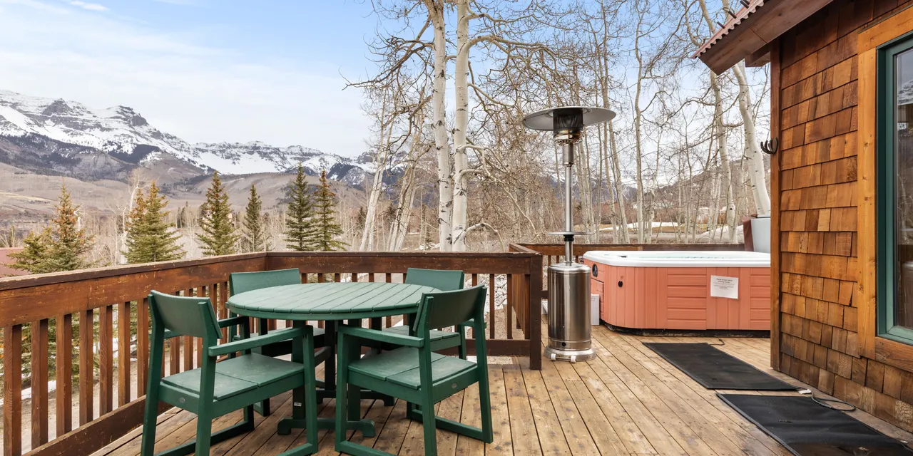 Russell Home by Avantstay Expansive Deck, Stunning Views and Hot Tub!: vacation rental in Telluride