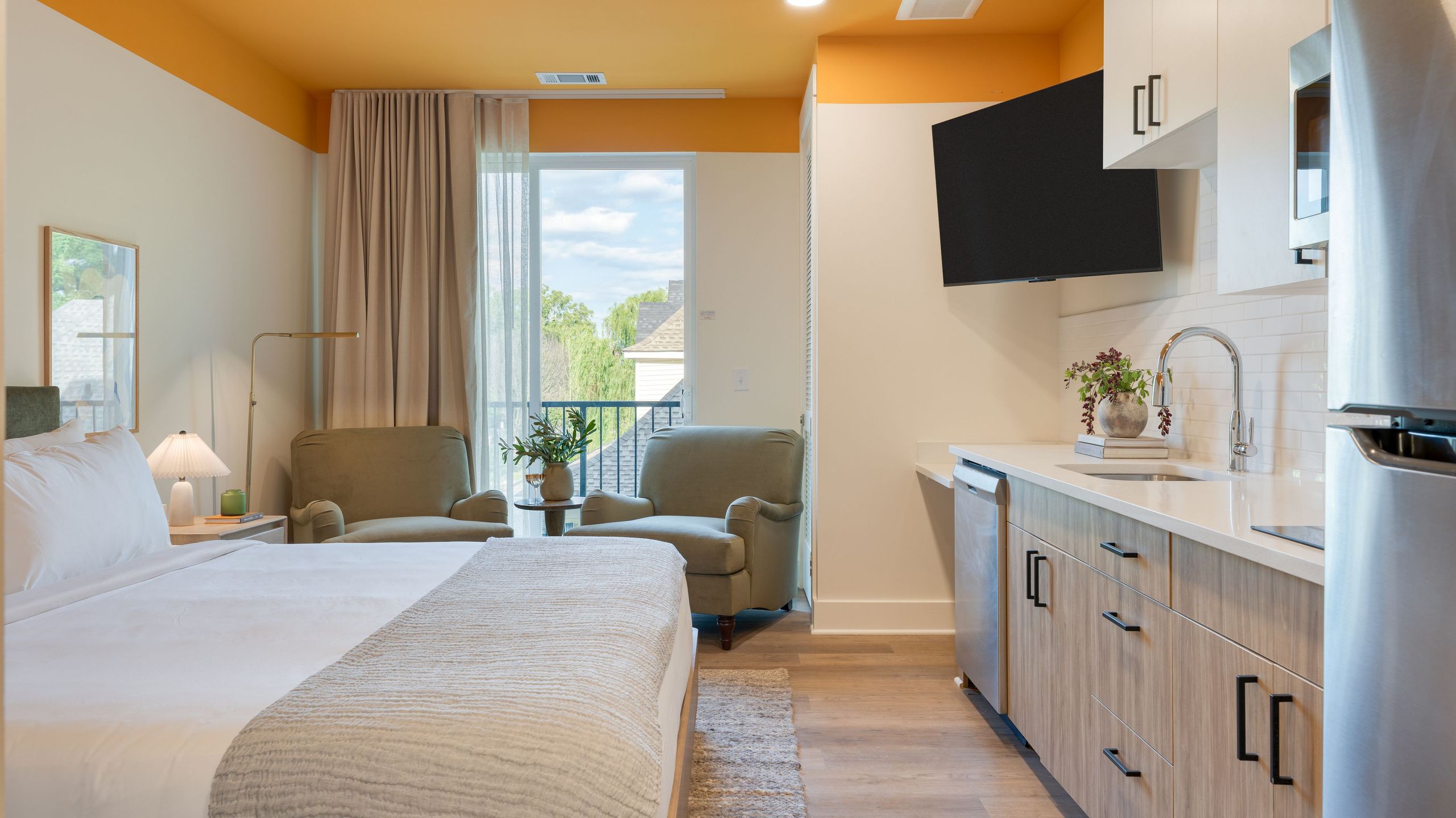 The Gilmore Hotel | Deluxe King W/ Balcony - Nashville, TN