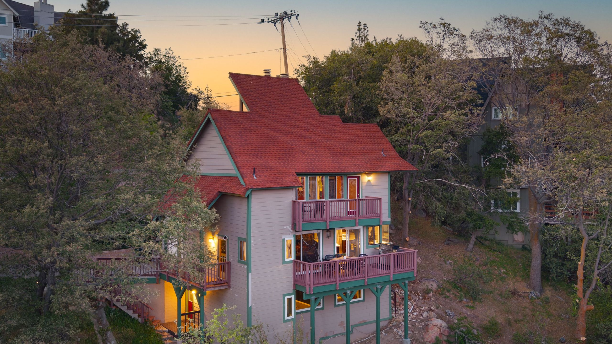 Charming Retreat With Arcade Lounge And Breathtaking Deck Views - Cozy Escape - Lake Arrowhead, CA