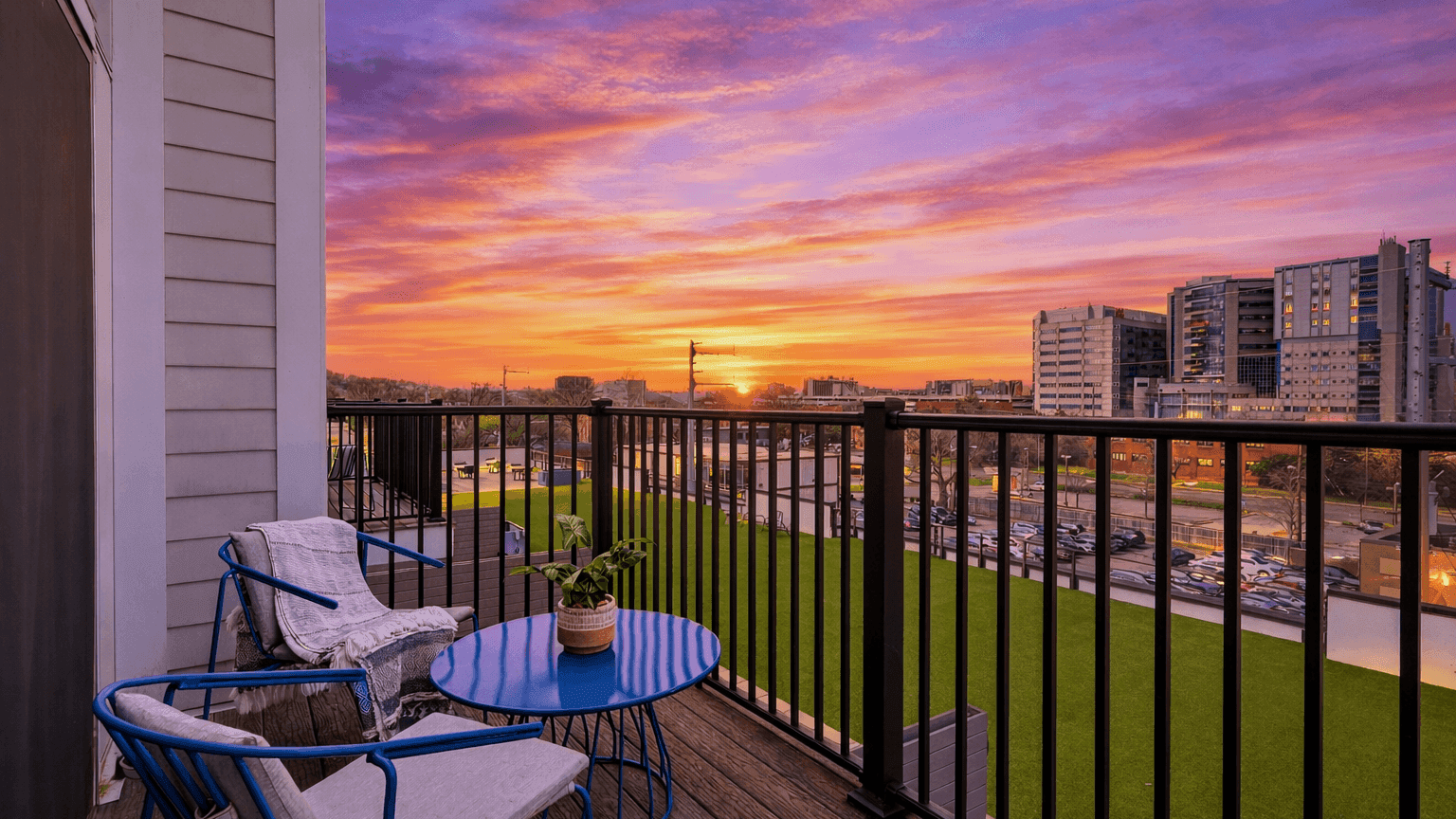 Belcourt By Avantstay | Full Kitchen + Terrace Access | Steps To The Village - Nashville, TN