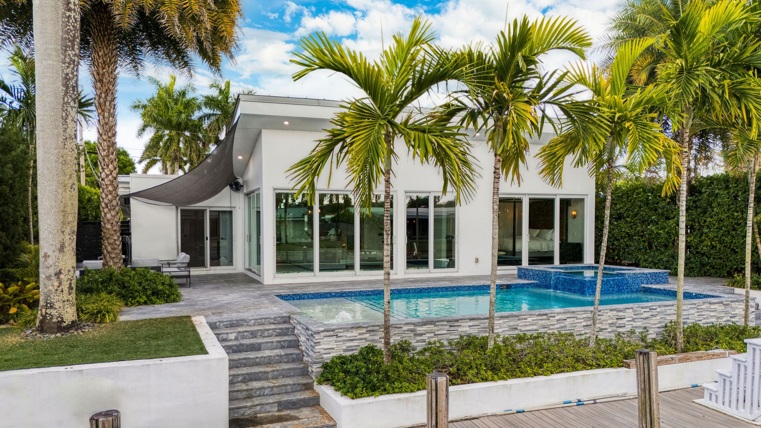 Luxurious Pool And Spa With Private Dock - Stunning Waterfront Retreat - Bahamas
