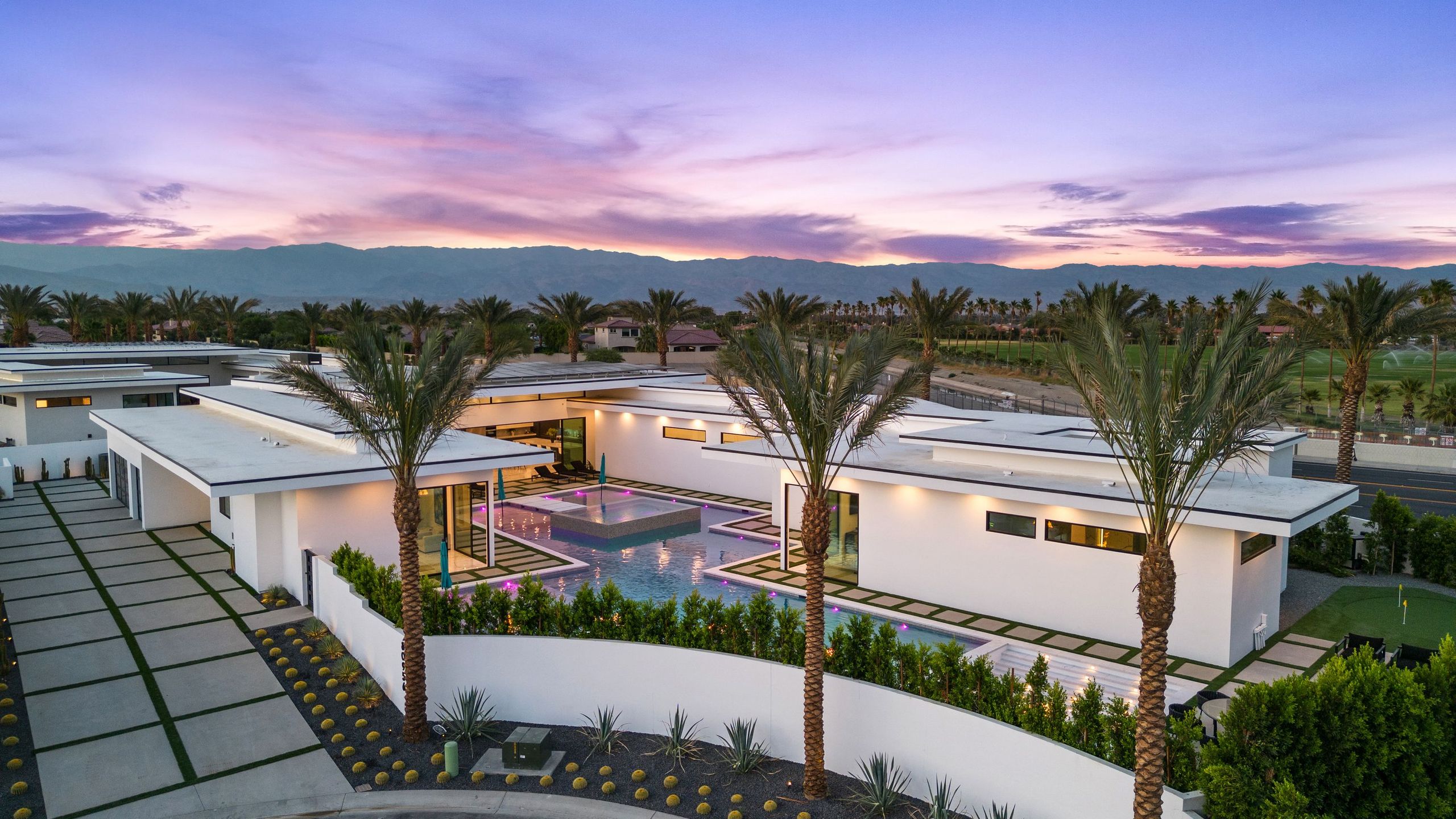 Sleeps 23 | Pool, Hot Tub & Putting Green | Minutes to Golf & Dining | bravo Villa #7 | Photo 8