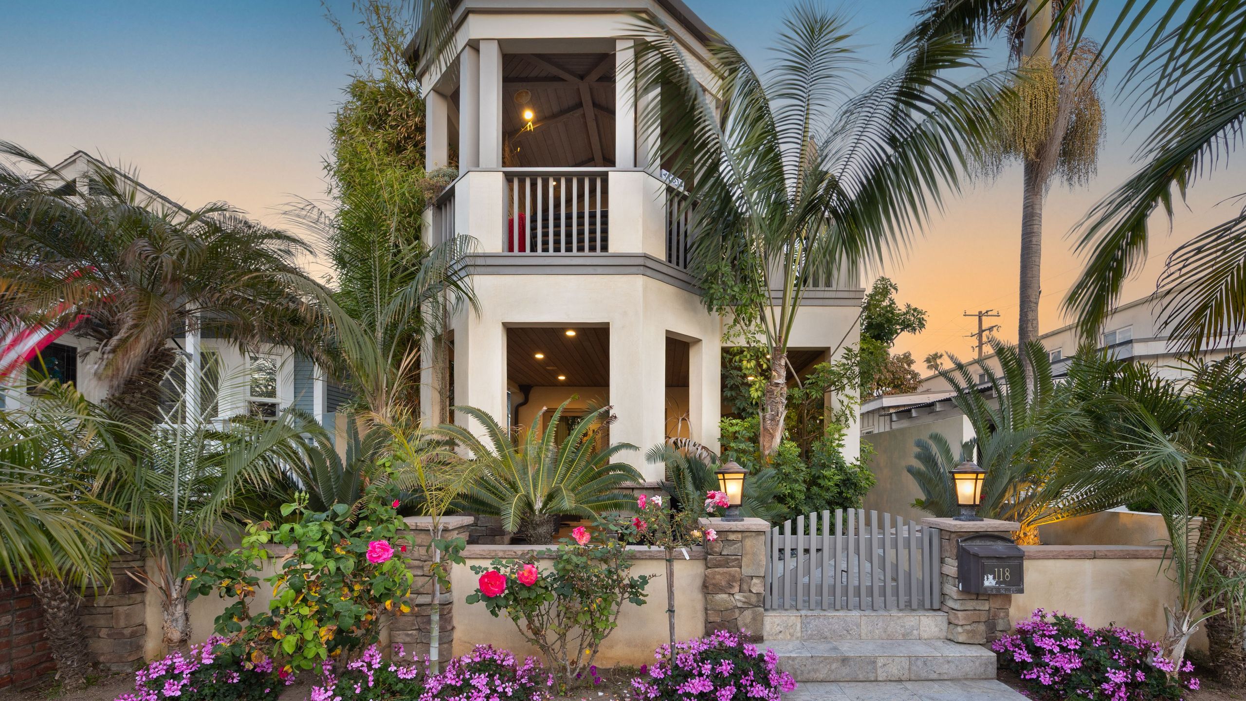 Stylish Seal Beach Home With Elevator And Lush Entrance - Charming Escape - Seal Beach, CA