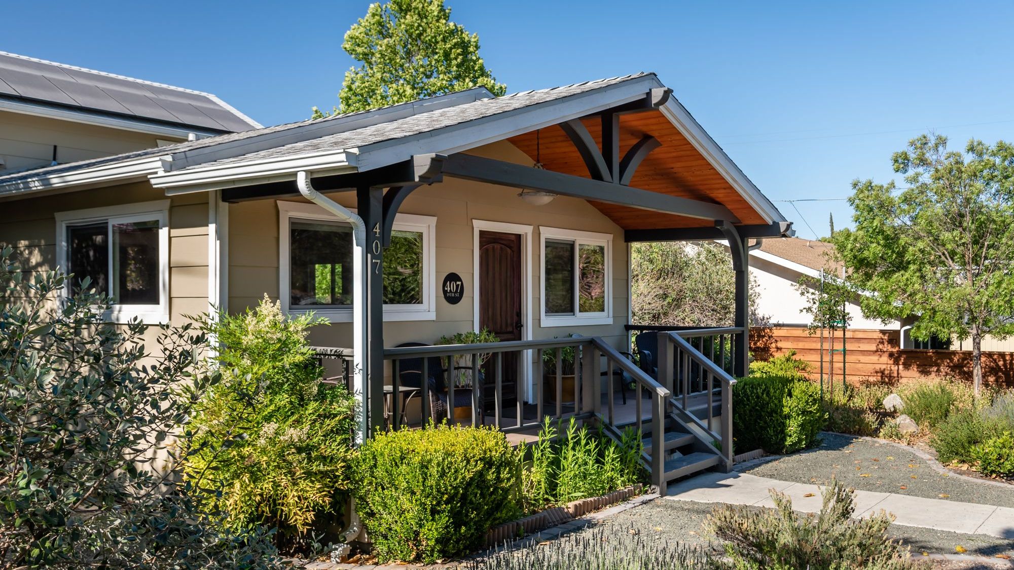 Quercus Acorn Cottage By Avantstay | 2 King Suites + Porch | Walkable Downtown Paso Robles - Paso Robles, CA