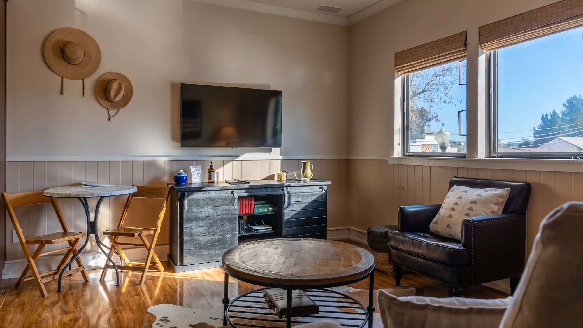 Park Place By Avantstay | King Bed + Private Balcony + Apartment Kitchen | Downtown Paso Robles, Steps To Wine, Dining & City Park - Paso Robles, CA