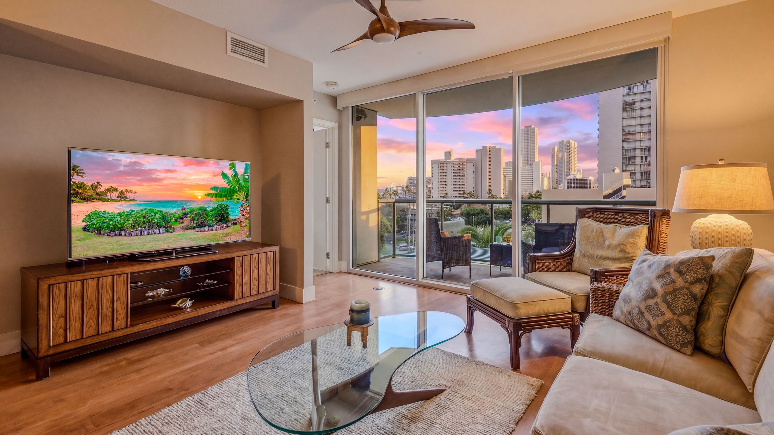 Kalākaua Breeze By Avantstay | Designer Condo W/ Pool + Spa + Gym Access | Walk To Ala Moana + Waikiki - Honolulu