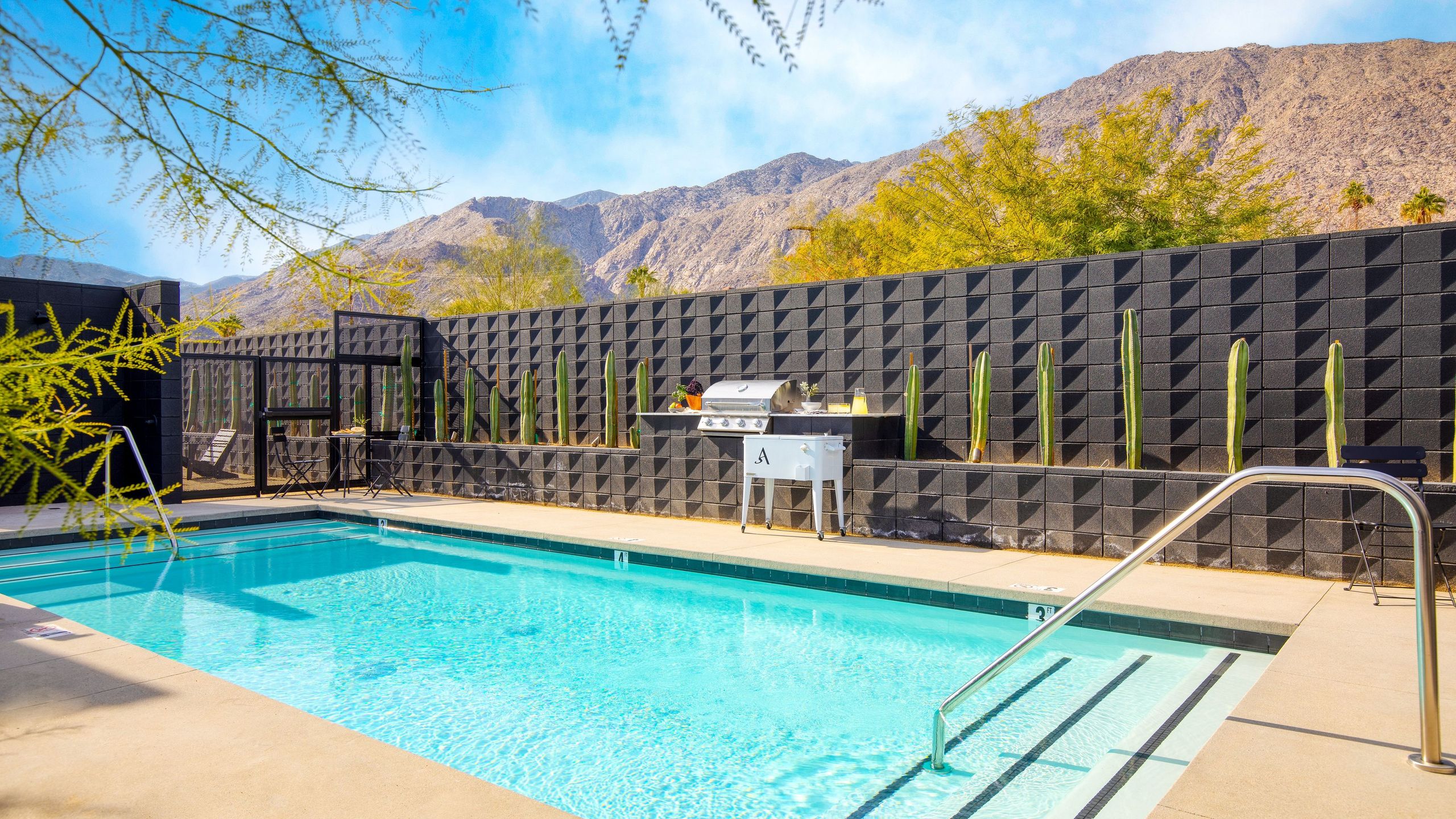 Stylish Oasis With Central Pool - Modern Retreat In Palm Springs - Palm Springs, CA
