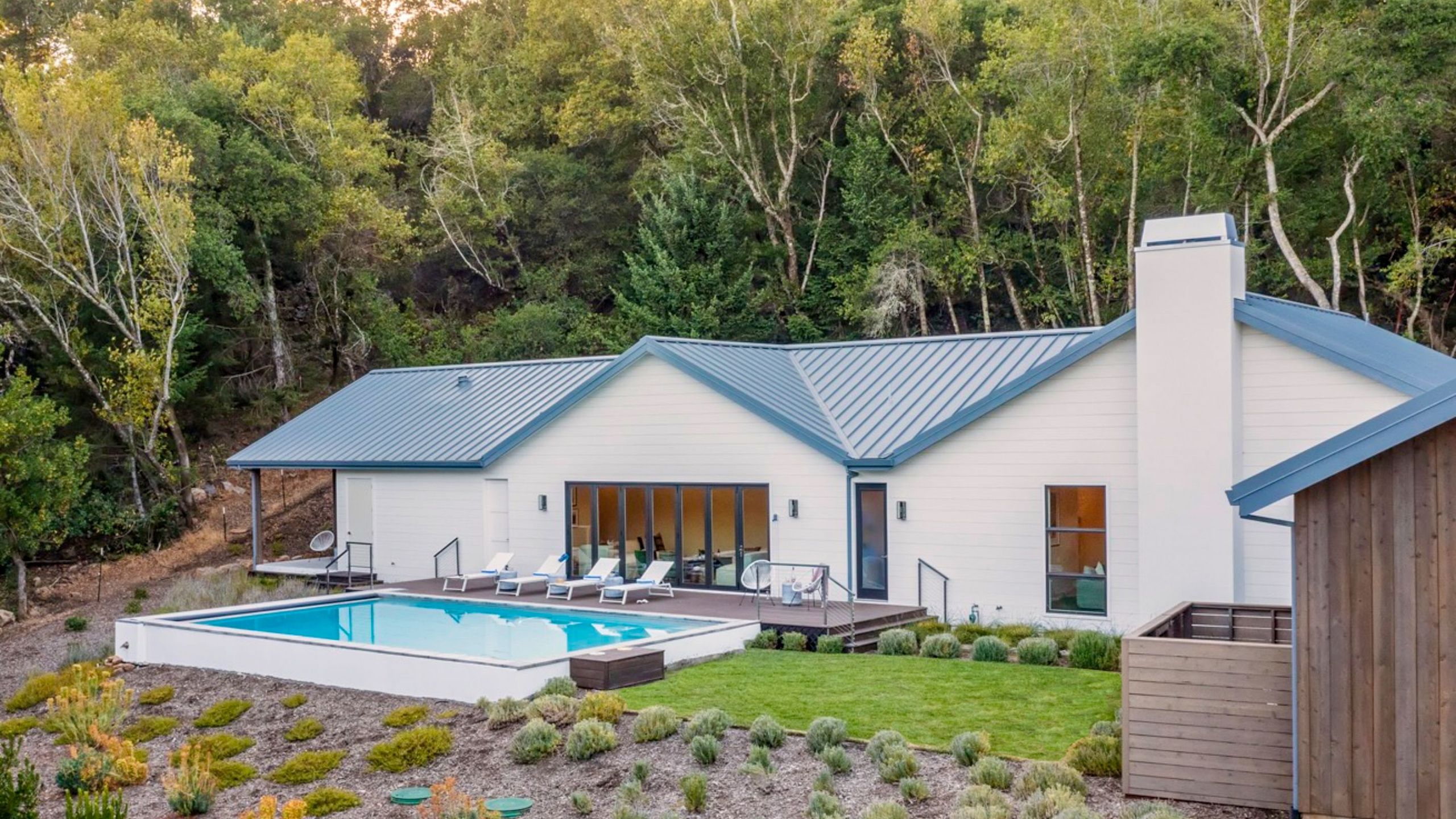 Stunning Pool And Spacious Deck - Chic Hilltop Escape - 마린 카운티