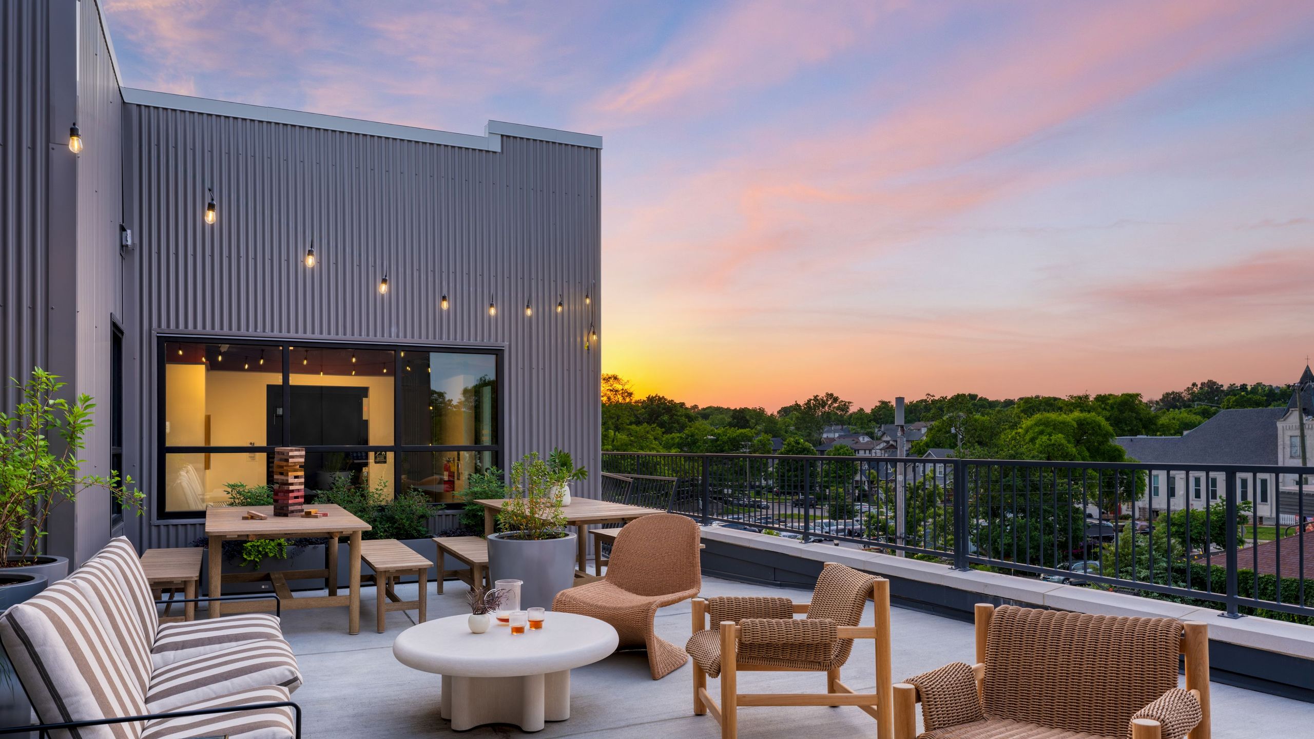 Luxurious Escape With Rooftop Terrace And Courtyard Oasis - Exquisite Haven - Nashville, TN