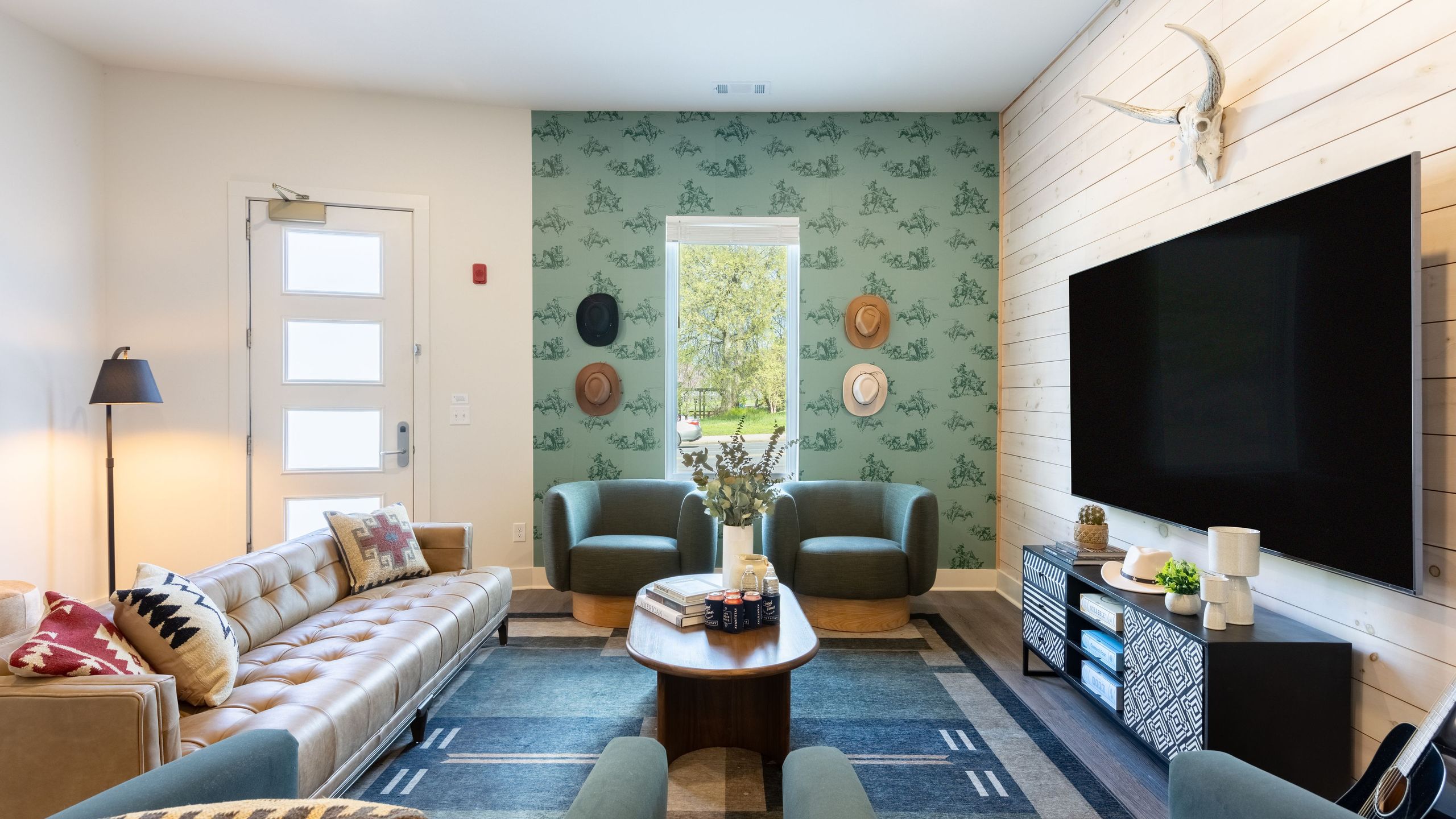 Vibrant Downtown Experience And Spacious Living - Charming Nashville Retreat - Nashville, TN