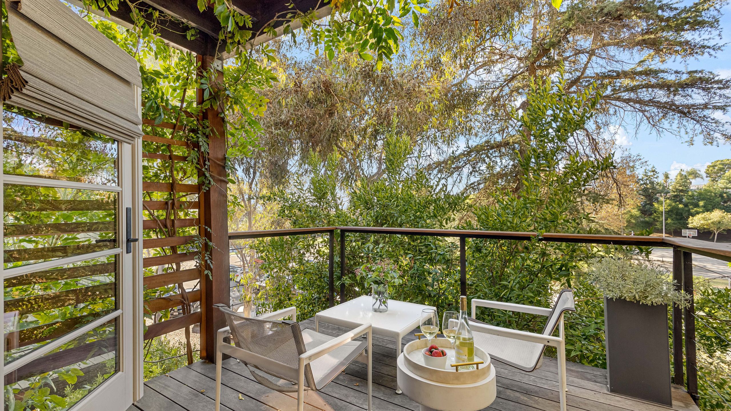 Charming Patio Oasis With Bbq And Modern Flair - Delightful Silver Lake Retreat - Silver Lake, CA