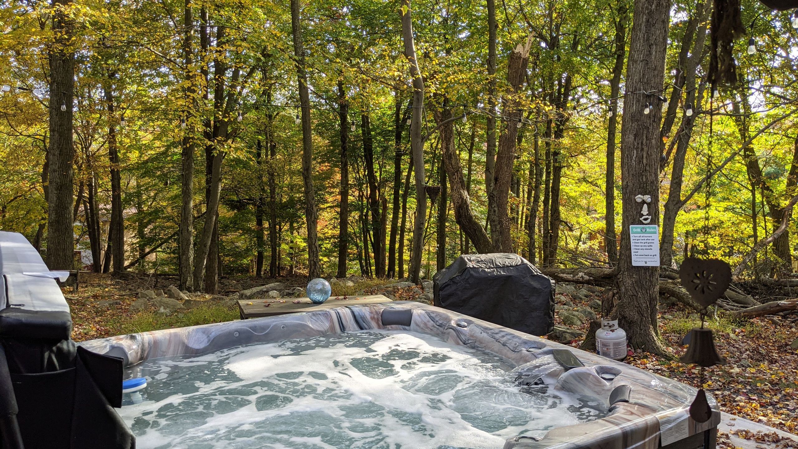 Harmony Cottage By Avantstay | Lake Access, Hot Tub, Fire Pit, & Game Room - Lake Harmony, PA