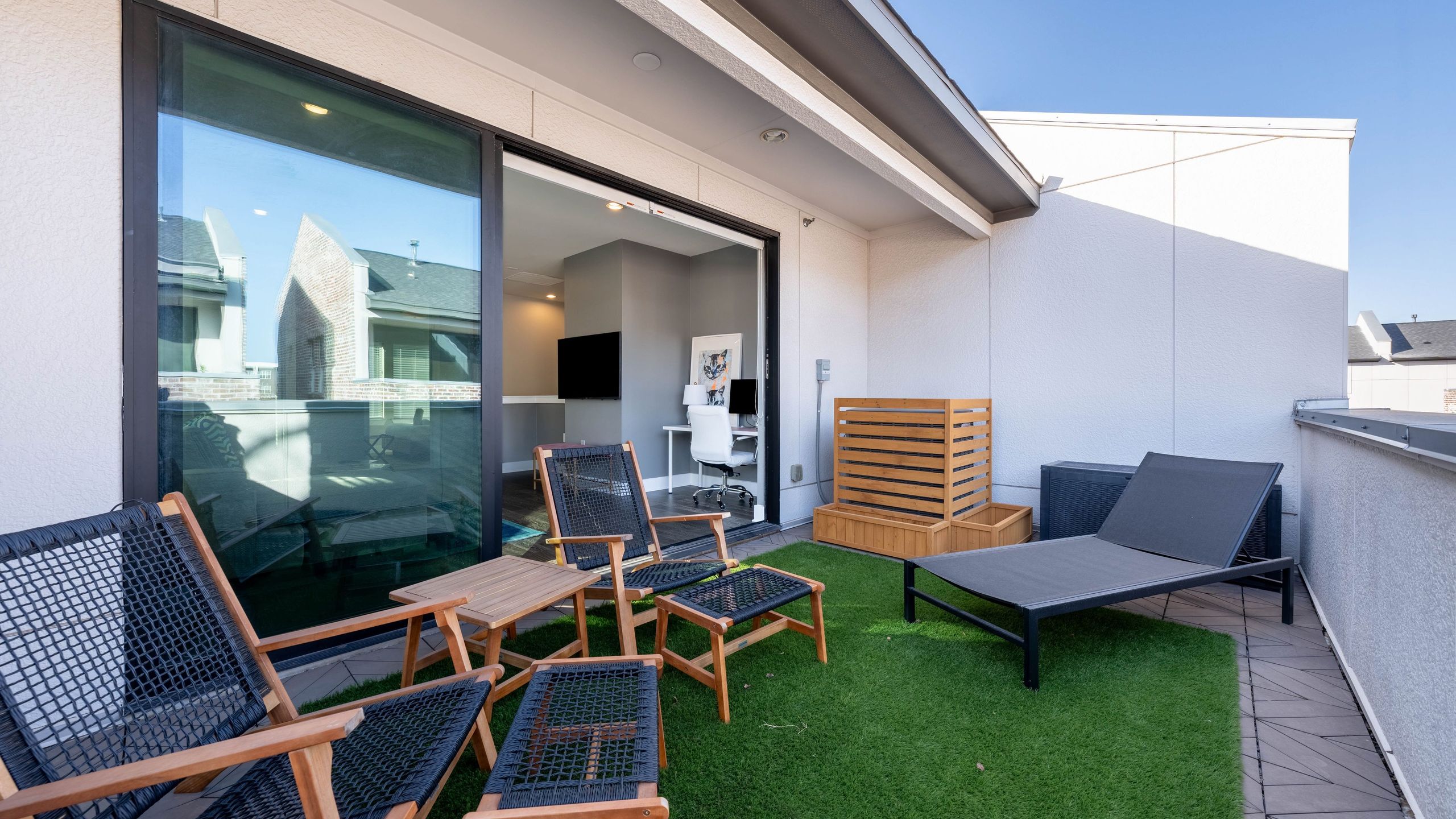 Stylish Retreat With Private Balcony And Modern Comforts - Chic Oasis - Austin, TX