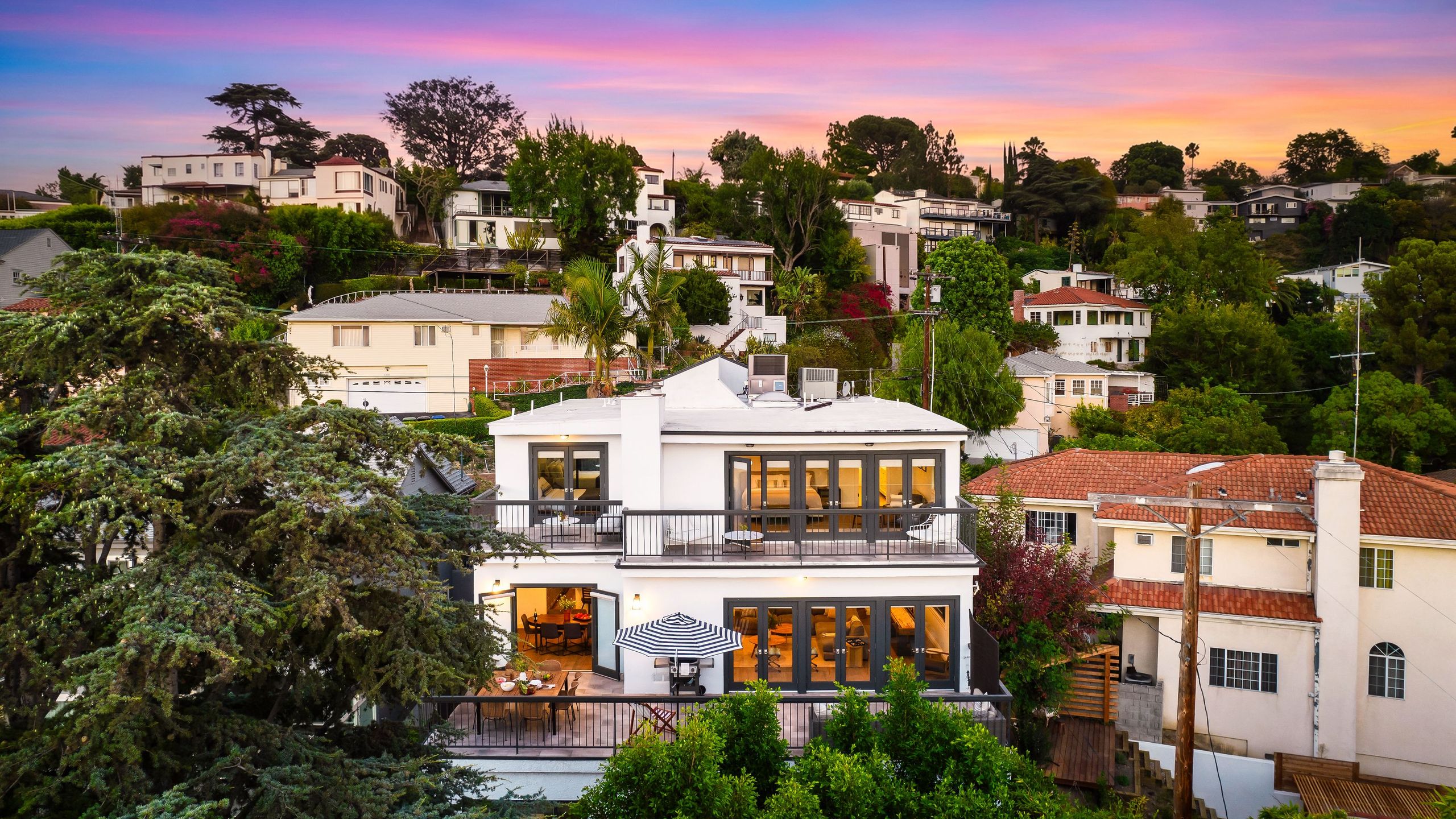 Gorgeous Outdoor Lounge Areas And Stunning Views - Elegant Urban Oasis - Los Angeles, CA
