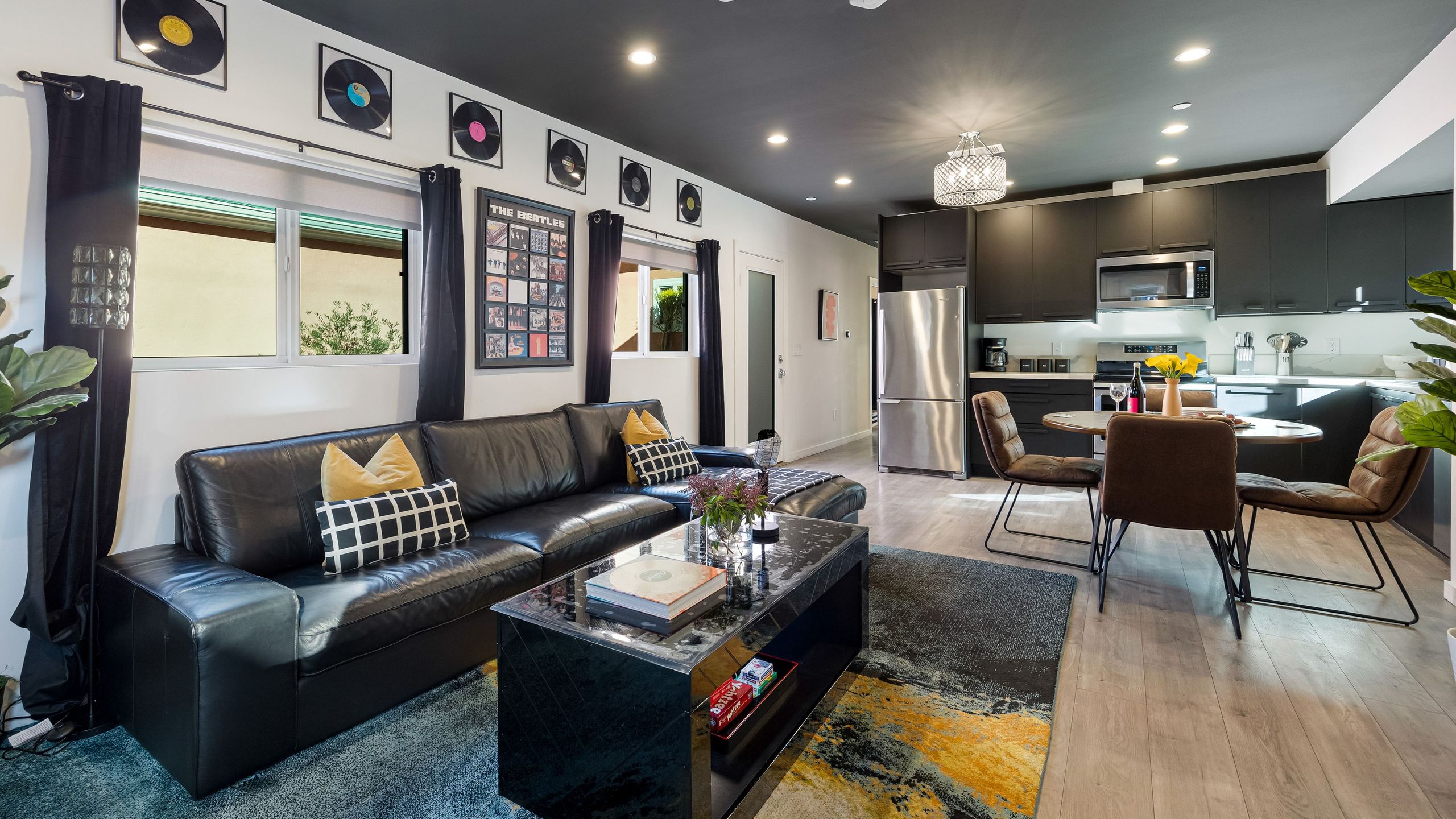 Vibrant Gated Patio And Smart Home Features - Chic Hollywood Haven - Los Angeles