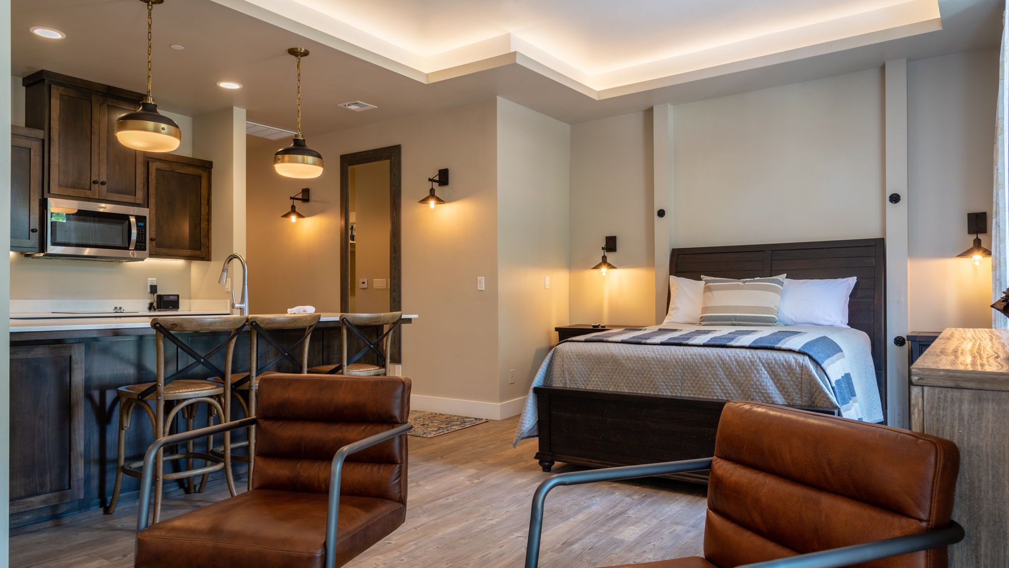 Paso Park Suites By Avantstay | 2 Private Balconies + Town Square Views | Downtown Paso Robles - Paso Robles, CA
