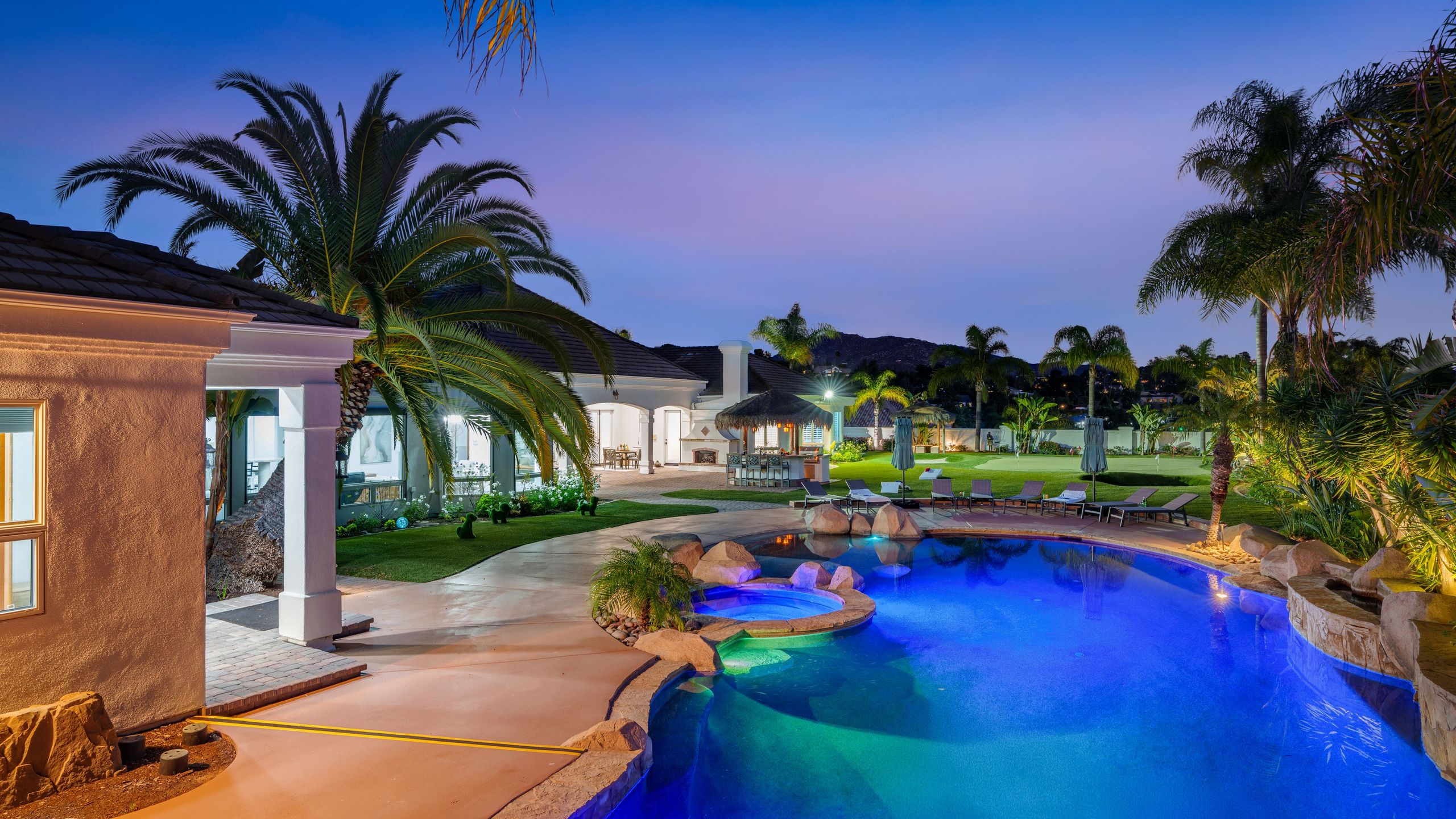 Barrel & Crest By Avantstay | Sleeps 20 + Resort Pool + Slide + Spa + Putting Green | Near Lake Poway & Golf - Poway, CA
