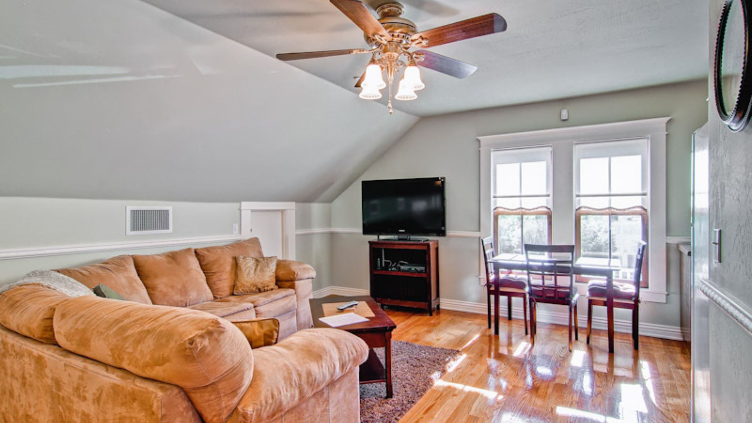 Huston's Attic By Avantstay | Private Entry + Full Kitchen + In-unit Laundry | Historic Downtown + Paso Robles Wine Country + Vine Street District - Paso Robles, CA