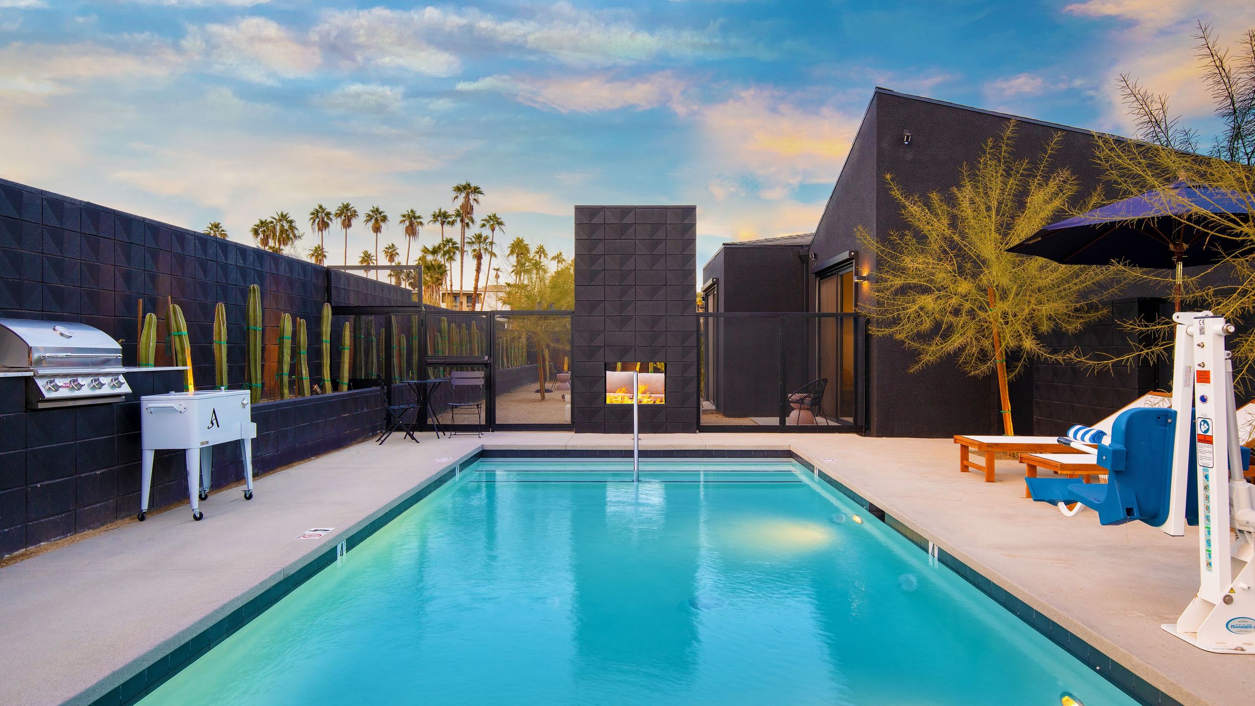 Blackhaus A & B Buyout By Avantstay | Sleeps 16 - Palm Springs