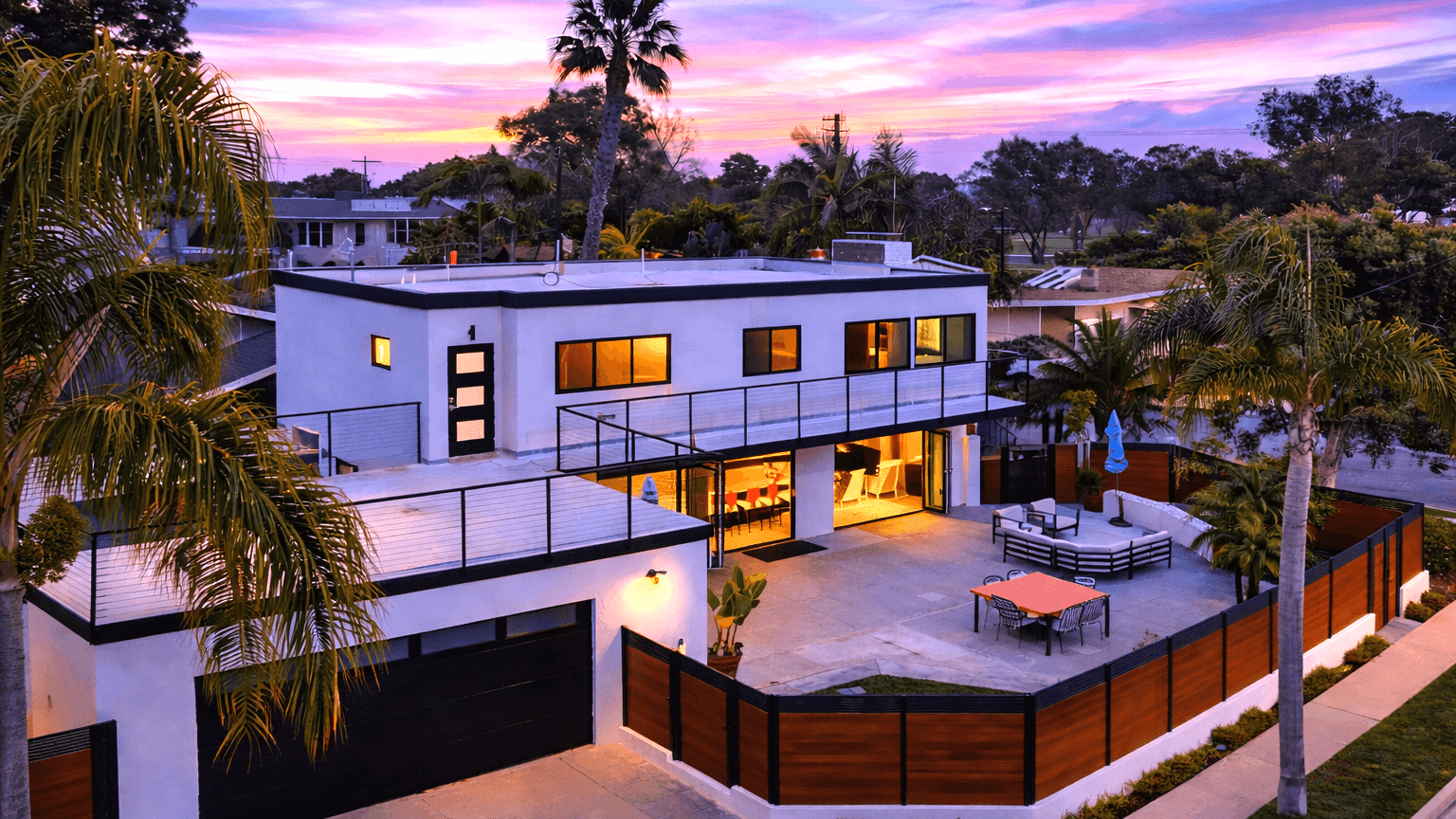 Seal Beach Escape By Avantstay | Modern Home + Fireplace • Prvte Courtyard + Walk To Beach + Dining - Long Beach, CA