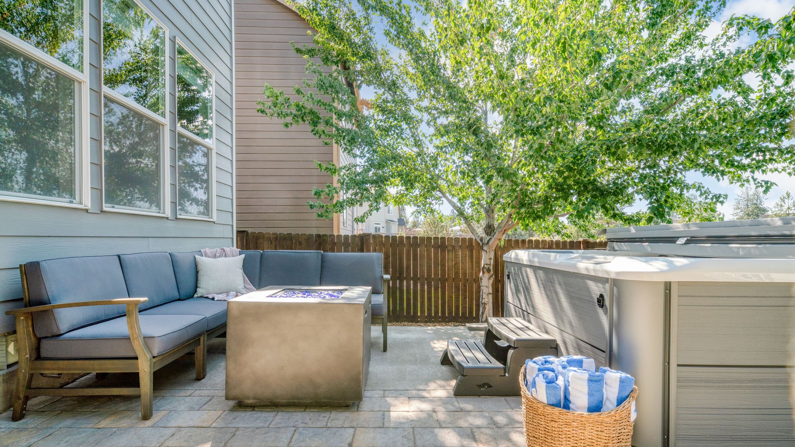 Spacious Deck And Hot Tub - Gorgeous Family Haven In Central Oregon - Bend, OR