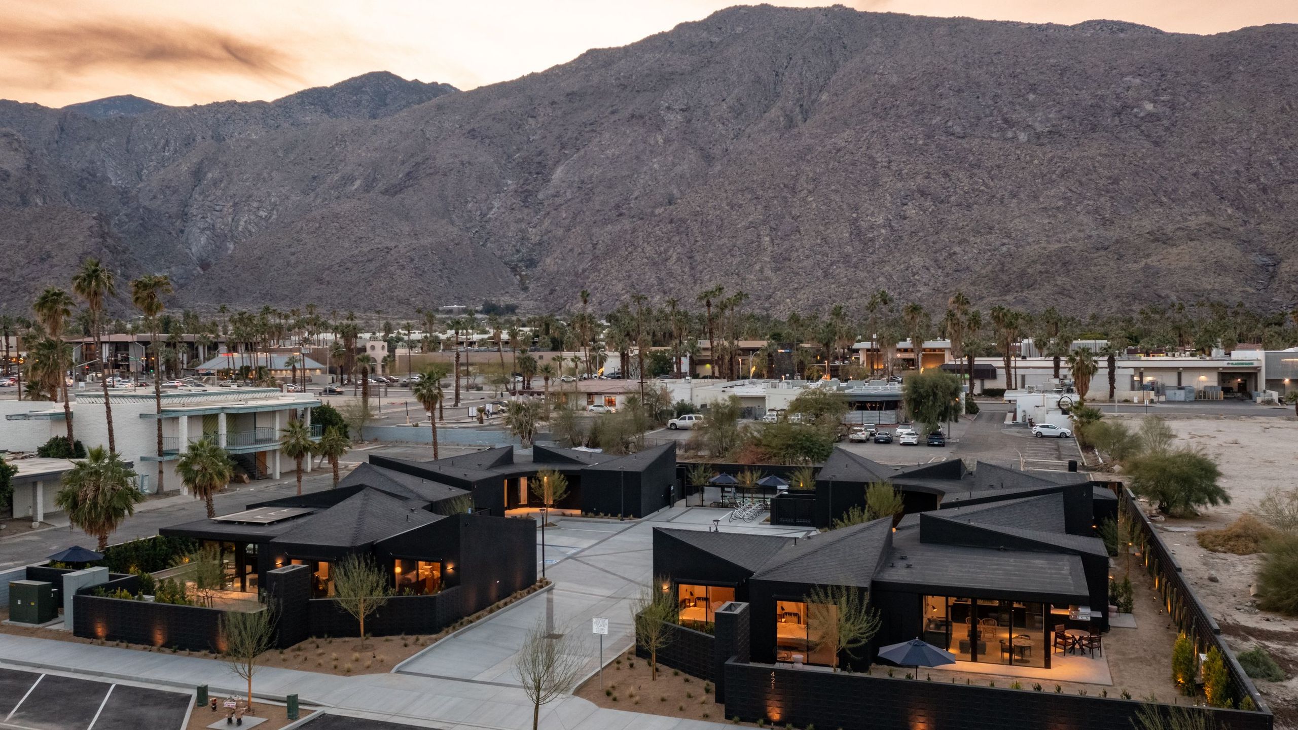 Spacious Outdoor Entertainment And Central Pool - Stunning Desert Retreat - Palm Springs, CA